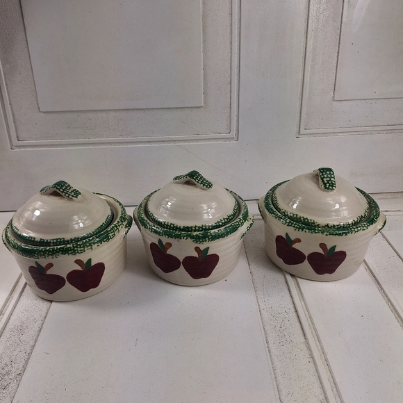 Handcrafted Ceramic Red Apples with Green Design Casserole Dishes with Lids - Picture 3 of 8